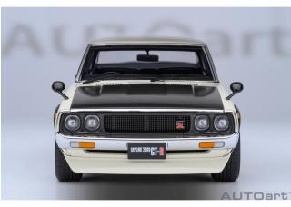 NISSAN SKYLINE 2000 GT-R (KPGC110) TUNED VERSION „CARBON BLACK BONNET“ weiß AUTOart 1:18 Composite